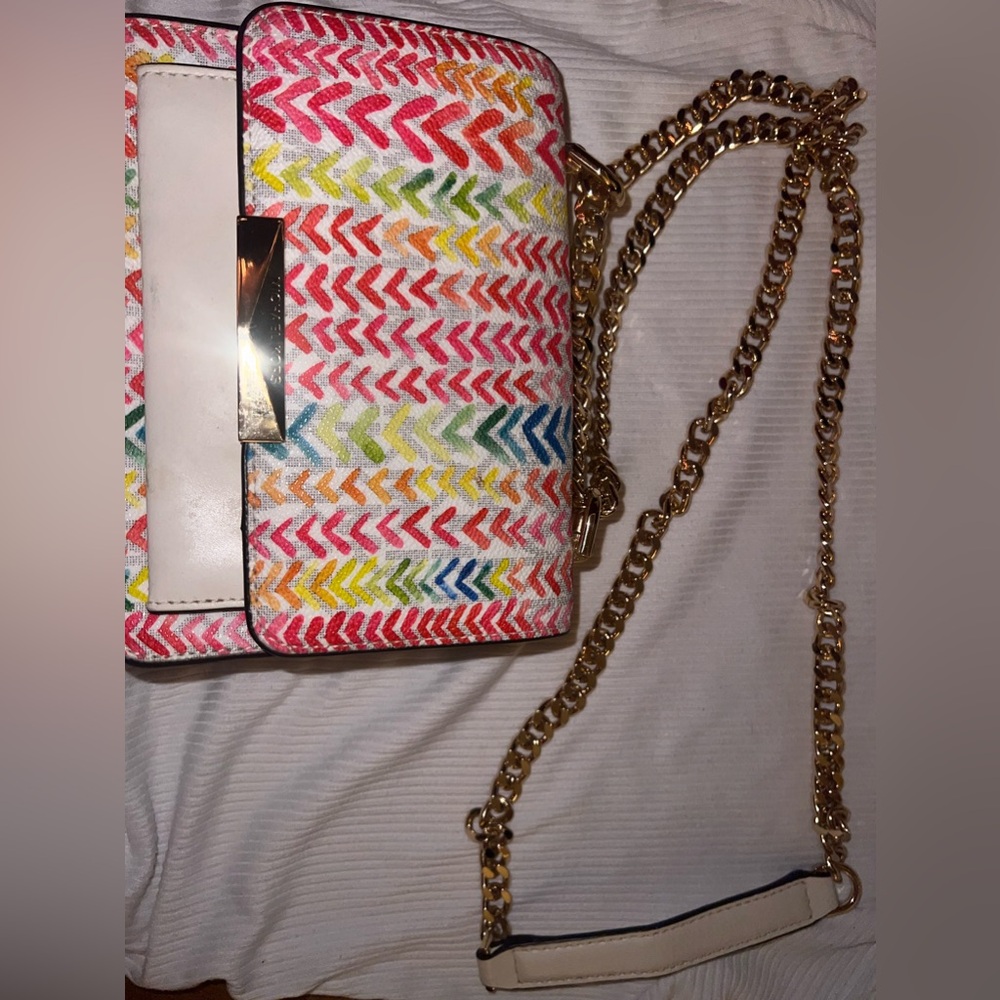 I’m am selling. A MICHAEL KORS purse!! I only used it like 4 times..